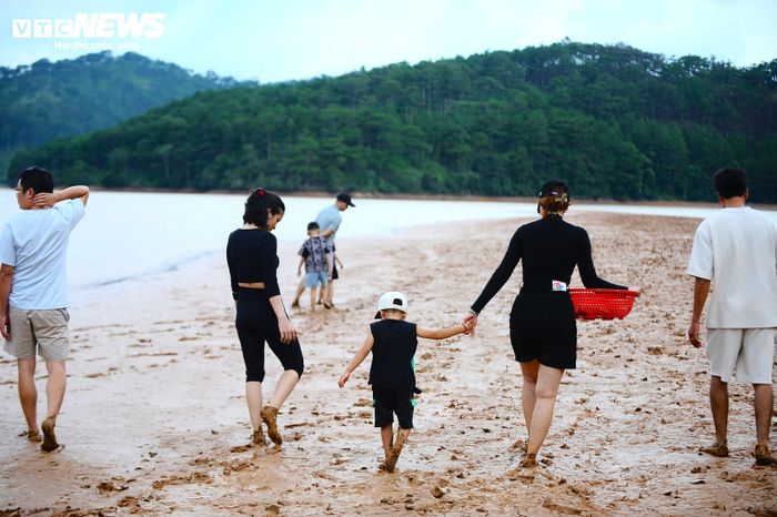 Chị Phạm Thị Thúy Liễu (du khách đến từ Nha Trang) cho biết: “Cảm giác vừa lội bùn vừa tìm ốc để bắt với các con và mọi người rất đặc biệt. Tôi rất thích vì nó thư giãn, tạo cảm giác gần gũi, thân thiện. Cảnh ở đây cũng rất đẹp. Đây chính xác là những gì tôi muốn tìm kiếm khi đến với Đà Lạt. Dịp này, cả gia đình tôi ai cũng vui”.