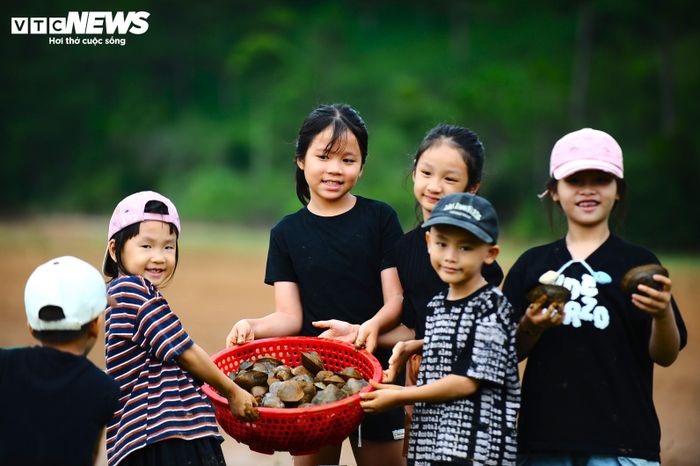 Nụ cười tươi thắm trên gương mặt “khối nghỉ hè”.