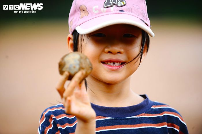 Bé Nguyễn Thư Anh (6 tuổi) cho biết mình rất vui vì được ba mẹ cho đi bắt ốc như thế này. “Cháu vui lắm. Bình thường cháu không biết được những con ốc này có từ đâu. Hôm nay, cháu bắt được nhiều ốc và nói chuyện với rất nhiều bạn tại đây”.