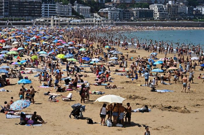 Người dân đổ xô đến bãi biển San Sebastian ở Tây Ban Nha để tránh nóng. (Ảnh: phys)