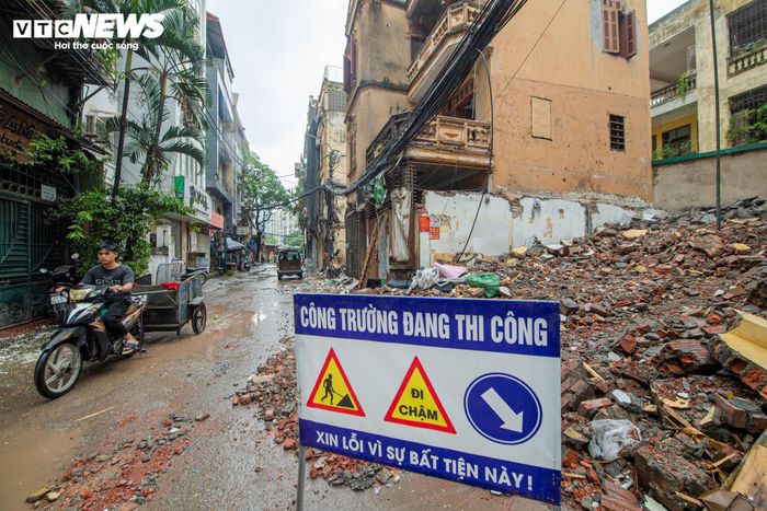 Đơn vị thi công cũng bố trí hệ thống biển cảnh báo tại khu vực công trường, phân luồng giao thông và bảo đảm an toàn cho người dân trong thời gian máy móc hoạt động.