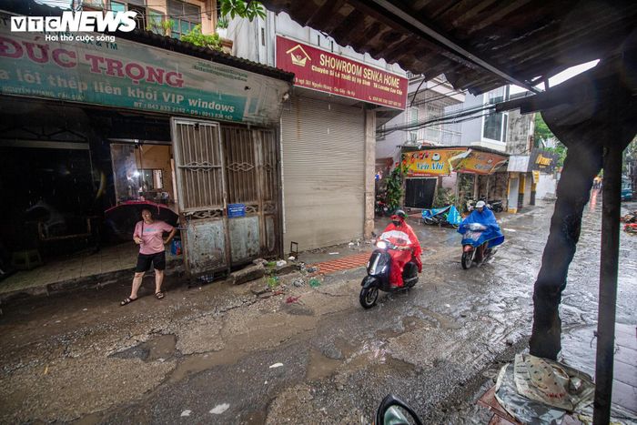 Để giải quyết điểm nghẽn hạ tầng này, dự án cải tạo, mở rộng ngõ 381 Nguyễn Khang đã được phê duyệt với tổng mức đầu tư khoảng 314 tỷ đồng. Trong nhiều năm, dự án chưa thể triển khai do gặp vướng mắc trong công tác kiểm đếm, xác định phương án bồi thường và giải phóng mặt bằng. Tuy nhiên, từ năm 2026, sau quá trình đối thoại, tháo gỡ các khó khăn và tạo được sự đồng thuận của người dân, dự án đã có những chuyển biến rõ rệt.