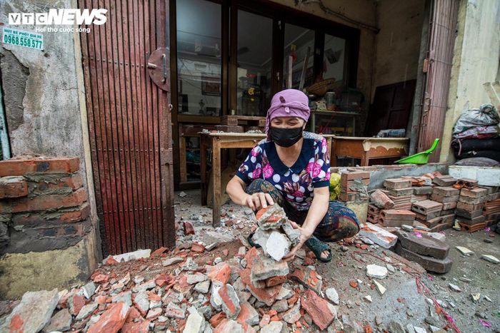 “Gia đình tôi mong tuyến đường sớm hoàn thành để việc đi lại thuận tiện hơn. Mất đi một phần diện tích nhưng đổi lại cả khu dân cư có con đường rộng rãi, an toàn thì rất đáng”, bà Hải (vợ ông Lộc) chia sẻ.