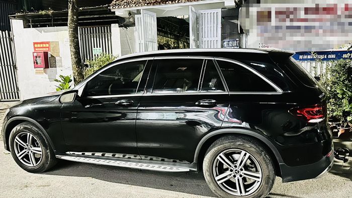 Hiện trường chiếc xe Mercedes bị cào xước.