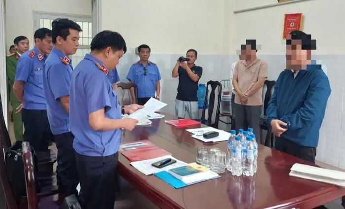 Cơ quan điều tra Viện KSND tối cao tống đạt quyết định khởi tố một bị can. (Ảnh: BVPL)
