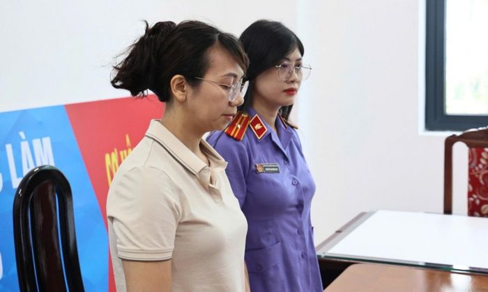 Cơ quan điều tra VKSND Tối cao thi hành lệnh khởi tố cựu kiểm sát viên Lê Thị Hồng Nhung (áo trắng) về tội “Làm sai lệch hồ sơ vụ án”, diễn ra vào tháng 6/2026. (Ảnh: Cơ quan điều tra cung cấp)