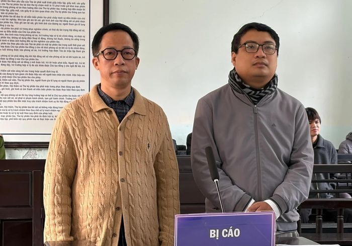 Bị cáo Lê Anh Phương (bên trái) và bị cáo Nguyễn Văn Vinh tại phiên tòa xét xử sơ thẩm. (Ảnh: M.N)