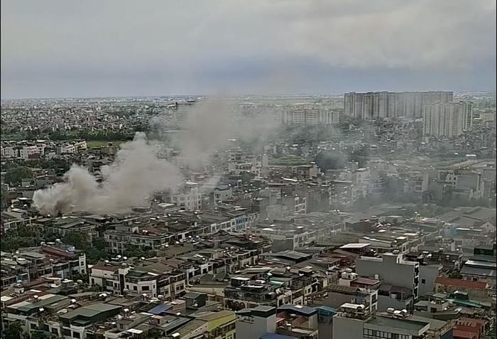 Ngọn lửa bốc cao từ đám cháy.