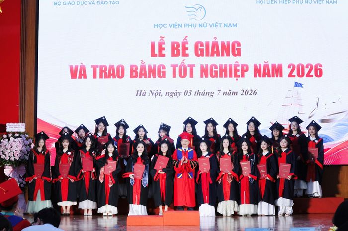 PGS.TS. Trần Quang Tiến (hàng trước, giữa), Giám đốc Học viện Phụ nữ Việt Nam, trao bằng tốt nghiệp cho các tân cử nhân.