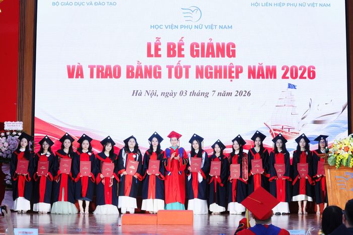 Ủy viên TƯ Đảng, Phó Chủ tịch UBTƯ MTTQ Việt Nam, Chủ tịch Hội LHPN Việt Nam Lê Thị Thủy (giữa) trao bằng tốt nghiệp cho các cử nhân đạt loại giỏi.
