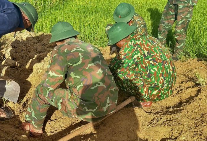 Lực lượng thuộc Đội 584 đang thực hiện quy tập hài cốt liệt sĩ tại thôn Nhĩ Hạ (xã Cửa Việt). (Ảnh: Xuân Diện)