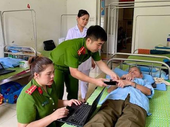 Cán bộ Công an tỉnh Thanh Hóa đến từng địa phương để thu nhận mẫu ADN, góp phần nối gần hành trình đưa các liệt sĩ trở về với gia đình. (Ảnh: Công an Thanh Hóa)