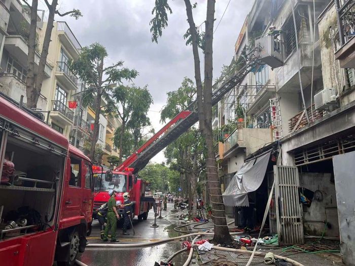 Lực lượng chức năng tiếp cận hiện trường vụ cháy.