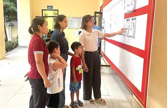 Người dân xã Quang Minh tìm hiểu thông tin tuyển sinh đầu cấp năm học 2026-2027. Ảnh: Lê Nguyễn