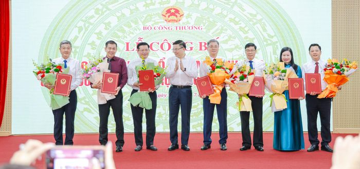 PGS.TS Đinh Văn Châu, Hiệu trưởng Trường Đại học Điện Lực (thứ 3 từ trái sang) nhận quyết định bổ nhiệm. Ảnh: NTCC