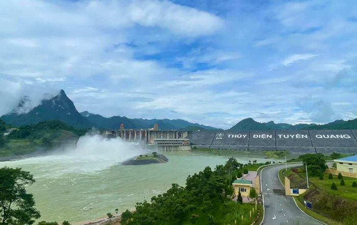 Thủy điện Tuyên Quang đang duy trì mở 1 cửa xả lũ. Ảnh: CTV.