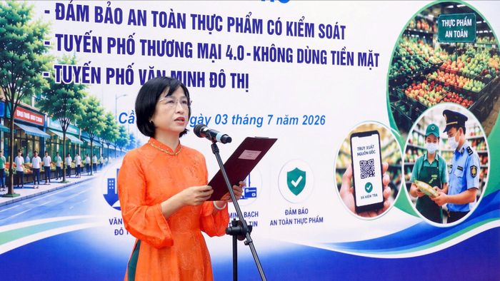 Phó Chủ tịch UBND phường Cầu Giấy Nguyễn Thị Thu Hà phát biểu tại hội nghị. Ảnh: Công Sơn