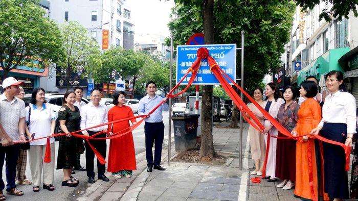 Lãnh đạo phường Cầu Giấy thực hiện nghi thức gắn biển tuyến phố. Ảnh: Công Sơn