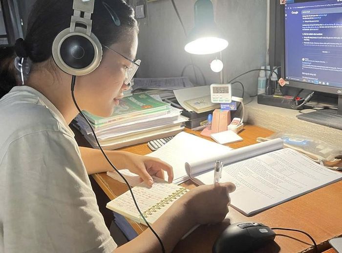 Em Đào Thị Trà Giang miệt mài học tập và đạt kết quả ấn tượng tại các kỳ thi. Ảnh: Nhân vật cung cấp