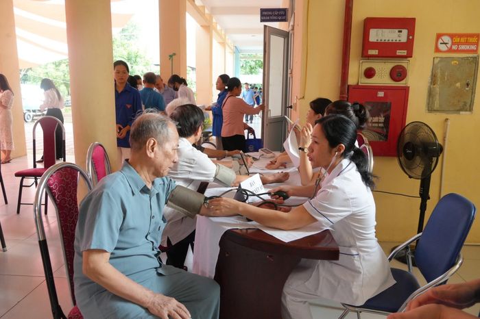 Đội ngũ y, bác sĩ khám, tư vấn sức khỏe cho người có công và các đối tượng chính sách tại Trạm Y tế phường Phú Diễn. Ảnh: PV