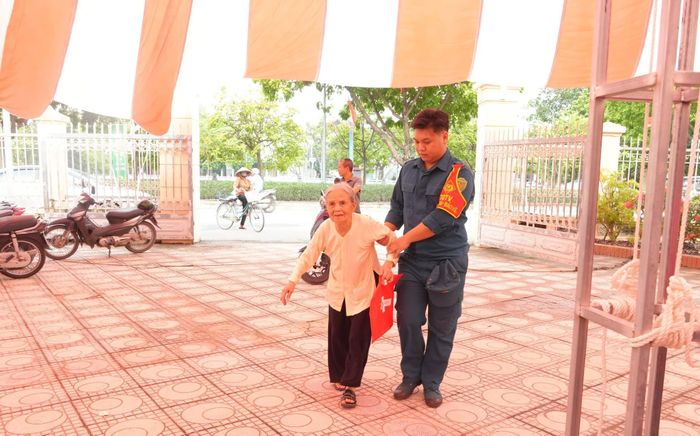 Lực lượng đoàn viên thanh niên và cán bộ phường hỗ trợ, hướng dẫn người có công làm thủ tục khám sức khỏe. Ảnh: PV