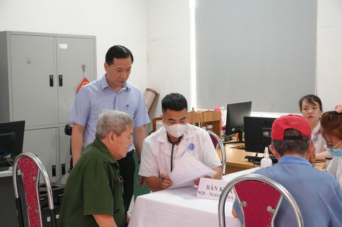 Chương trình khám sức khỏe thể hiện sự quan tâm, tri ân của cấp ủy, chính quyền phường Phú Diễn đối với người có công và các đối tượng chính sách. Ảnh: PV