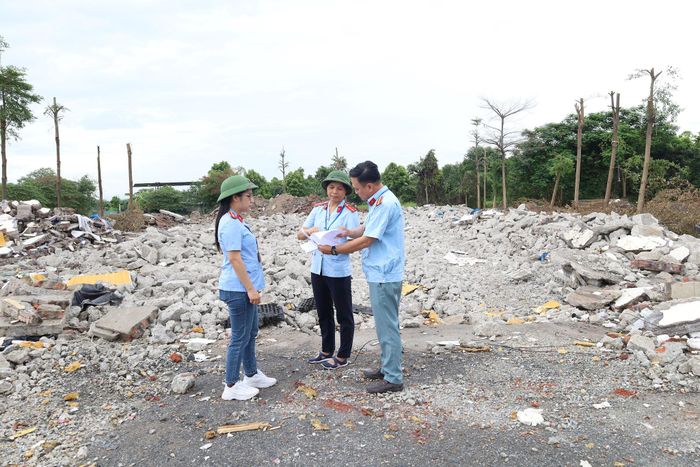 Một số hộ dân, doanh nghiệp ở phường Lĩnh Nam đã tháo dỡ nhà xưởng xây dựng trên bãi sông Hồng. Ảnh: Kim Nhuệ