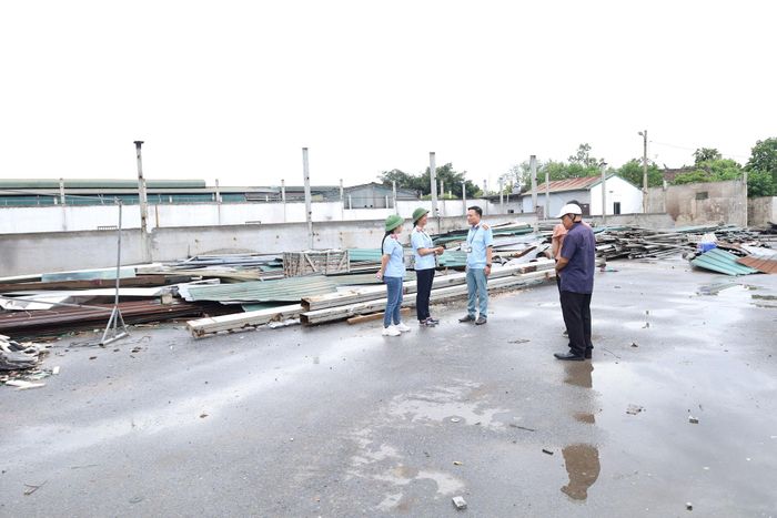 Một số doanh nghiệp, hộ dân ở xã Hồng Vân đã tự tháo dỡ nhà xưởng xây dựng trên bãi sông Hồng. Ảnh: Kim Nhuệ