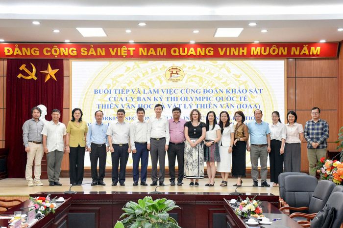 Các đại biểu chụp hình lưu niệm sau buổi làm việc. Ảnh: Thảo Phạm