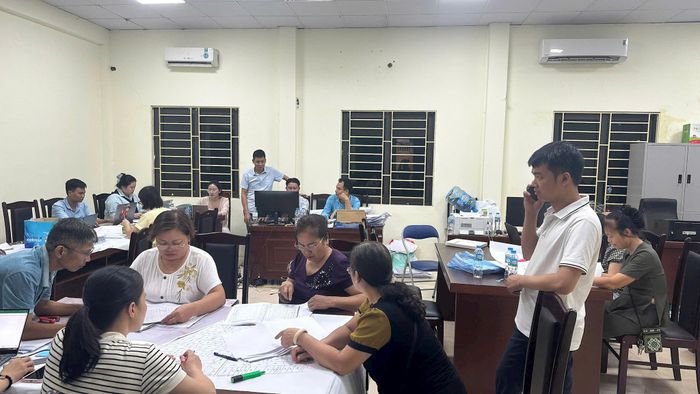 Cán bộ xã Thường Tín phối hợp hoàn tất công tác GPMB để bàn giao đất thi công dự án Khu đô thị thể thao Quốc tế Hà Nội. Ảnh: PV