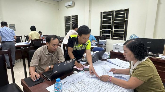 Cán bộ các cơ quan của xã Thường Tín đang nỗ lực hoàn thiện hồ sơ GPMB các thửa đất cuối cùng để bàn giao mặt bằng cho chủ đầu tư thi công dự án. Ảnh: PV