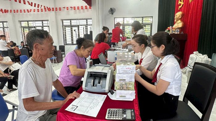 Người dân xã Thường Tín vui mừng nhận tiền bồi thường, hỗ trợ GPMB dự án Khu đô thị thể thao Quốc tế Hà Nội. Ảnh: PV