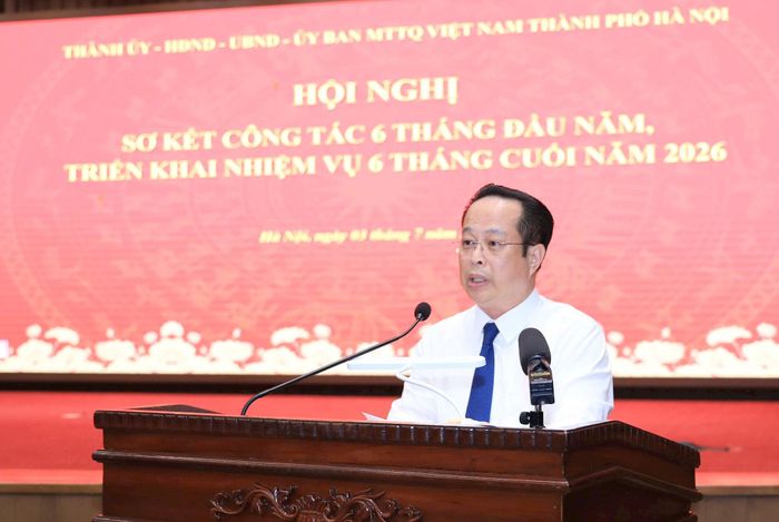 Phó Chủ tịch Thường trực HĐND thành phố Hà Nội Trần Thế Cương phát biểu tham luận. Ảnh Quang Thái