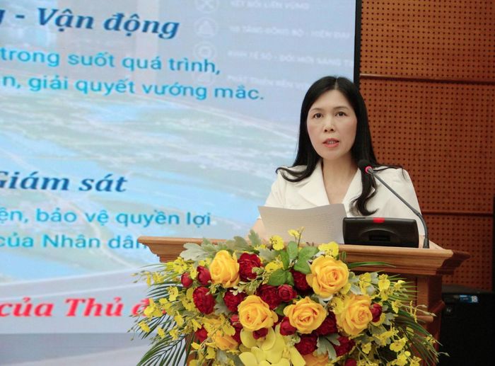 Phó Chủ tịch Thường trực Ủy ban Mặt trận Tổ quốc Việt Nam thành phố Hà Nội Trần Thị Phương Hoa phát biểu tham luận tại điểm cầu Ủy ban Mặt trận Tổ quốc Việt Nam thành phố Hà Nội. Ảnh Thái Quang