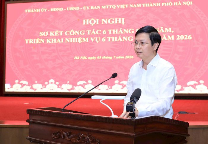 Giám đốc Sở Giáo dục và Đào tạo Hà Nội Nguyễn Văn Hiền phát biểu tham luận. Ảnh Quang Thái