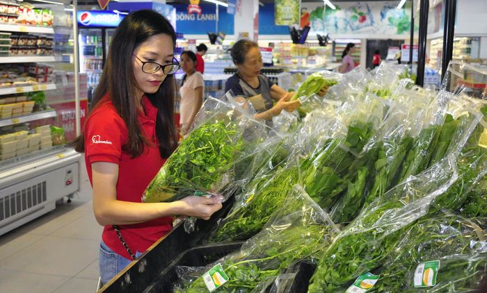 Người tiêu dùng mua rau xanh tại siêu thị Go! Thăng Long. Ảnh: Hoài Nam