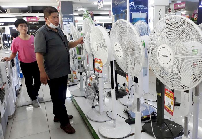 Người tiêu dùng mua sản phẩm tại siêu thị điện máy Media Mart. Ảnh: Hoài Nam