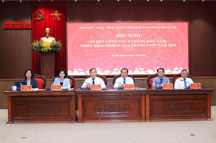 Các đồng chí lãnh đạo thành phố chủ trì Hội nghị sơ kết công tác 6 tháng đầu năm, triển khai nhiệm vụ 6 tháng cuối năm. Ảnh: Quang Thái