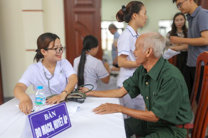Tại khu vực bàn đo mạch, và nhịp tim, các y bác sỹ thực hiện kiểm tra kỹ lưỡng, sàng lọc các chỉ số sinh tồn cơ bản nhằm phát hiện sớm nguy cơ tăng huyết áp đột ngột, làm cơ sở dữ liệu lâm sàng cho các bàn khám tiếp theo.