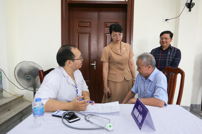 Lãnh đạo xã Nam Phù tận tình hỏi thăm sức khỏe của các bác tại bàn khám.