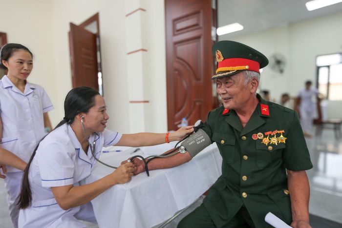 Cựu chiến binh Phạm Tuấn Bình (xã Nam Phù) chia sẻ: "Hôm nay, được các y bác sỹ khám bệnh tận tình, siêu âm kỹ lưỡng và phát thuốc miễn phí, tôi thấy ấm áp vô cùng. Sự quan tâm chu đáo của chính quyền xã Nam Phù và các y bác sỹ mang lại niềm an ủi tinh thần rất lớn, giúp những người lính cảm nhận trọn vẹn giá trị của sự hy sinh và mạch nguồn tri ân 'Uống nước nhớ nguồn' của dân tộc chưa bao giờ đứt quãng".