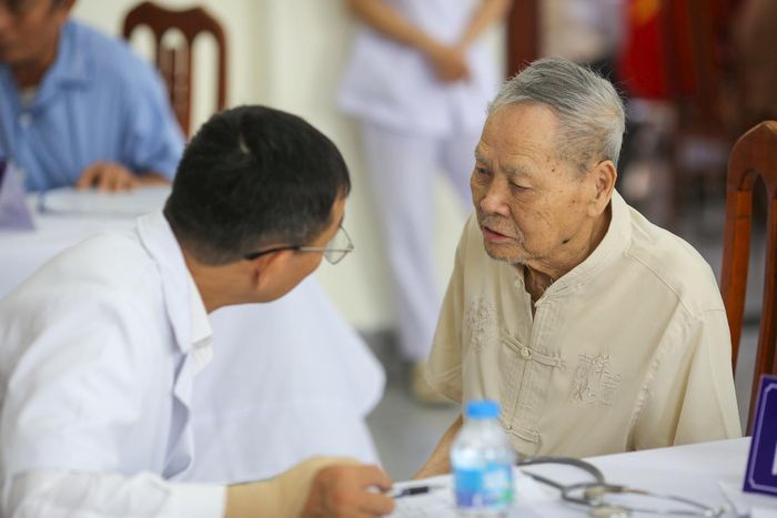 Không chỉ bắt bệnh, bác sỹ còn dành nhiều thời gian lắng nghe người bệnh chia sẻ về thói quen sinh hoạt, từ đó đưa ra những lời khuyên thực tế về việc sử dụng thuốc điều trị đúng liều lượng, tránh các tác dụng phụ nguy hiểm.