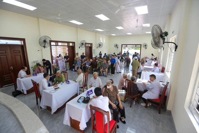 Không gian hội trường nhà văn hóa được bố trí khoa học thành các bàn đo chuyên biệt từ huyết áp tim mạch, chuyên khoa nội, khoa ngoại đến khám mắt..., mang lại sự chăm sóc chu đáo với những người có công với cách mạng.