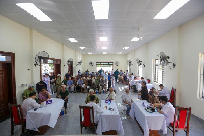 Không khí tại Nhà văn hóa Thôn 1 Đông Mỹ (xã Nam Phù) rộn ràng khi các cụ, các bác là thương bệnh binh, thân nhân liệt sỹ có mặt đông đủ để tham dự chương trình khám bệnh, tư vấn sức khỏe đặc biệt hướng tới ngày 27-7.