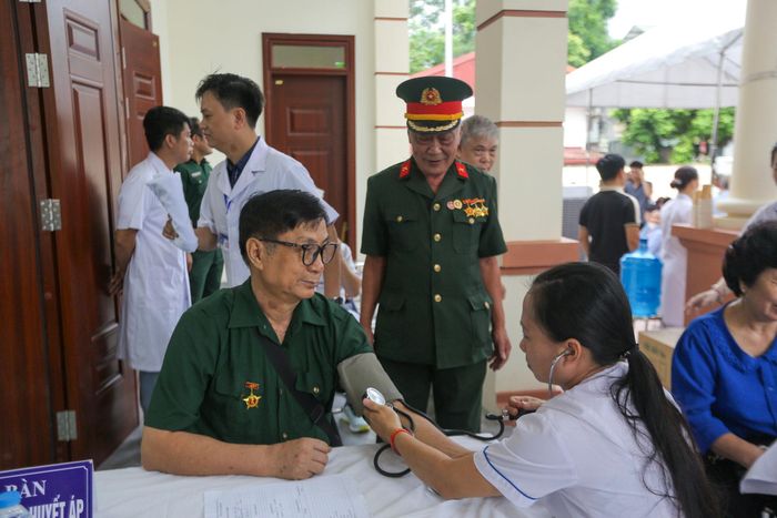 Cựu chiến binh Đoàn Hưng Yên (xã Nam Phù) chia sẻ: "Tôi cảm thấy rất xúc động khi được thăm khám sức khỏe ngày hôm nay. Việc xã tổ chức đưa các bác sỹ giỏi về tận Nhà văn hóa Thôn 1 Đông Mỹ khám cho bà con chính sách là một việc làm hết sức ý nghĩa đối với những người lính. Chúng tôi không chỉ được kiểm tra lâm sàng mà còn được tư vấn cặn kẽ về chế độ dinh dưỡng, tập luyện tại nhà để tự bảo vệ sức khỏe".
