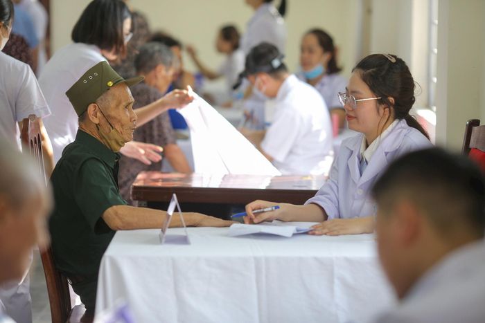 Bàn khám khoa ngoại là nơi các bác sỹ tiến hành kiểm tra hệ vận động và các di chứng chấn thương cơ xương khớp do bom đạn thời chiến để lại.