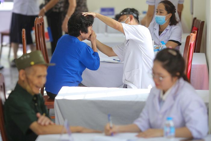 Các bác sỹ chuyên khoa mắt tập trung tầm soát toàn diện tình trạng thủy tinh thể, thiên đầu thống, những căn bệnh lão khoa phổ biến có thể gây ảnh hưởng nặng tới mắt nếu không được phát hiện và điều trị kịp thời.