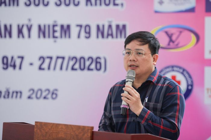 Phó chủ tịch UBND xã Nam Phù Nguyễn Văn Sung cho biết, công tác đền ơn đáp nghĩa, chăm sóc cho các gia đình chính sách, người có công là một trong những nhiệm vụ được Đảng ủy, HĐND, UBND, UB MTTQ xã Nam Phù quan tâm. Kỷ niệm 79 năm ngày Thương binh - Liệt sỹ, xã Nam Phù phối hợp với hai bệnh viện lớn để mang lại một chương trình chăm sóc y tế chuyên sâu, thực chất. Đây là sự biết ơn sâu sắc, lời tri ân xuất phát từ trái tim của toàn thể cán bộ và nhân dân địa phương gửi tới những người anh hùng đã hy sinh xương máu cho sự bình yên hôm nay, thể hiện tinh thần uống nước nhớ nguồn của dân tộc Việt Nam.