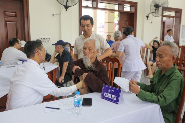 Tại bàn khám nội, các bác sỹ kiểm tra kỹ lưỡng chức năng tim, phổi và hệ hô hấp cho các thương bệnh binh, thân nhân liệt sỹ. Việc thăm khám lâm sàng tỉ mỉ giúp phát hiện sớm các bệnh lý mãn tính về đường hô hấp thường gặp ở người cao tuổi khi thời tiết chuyển mùa.