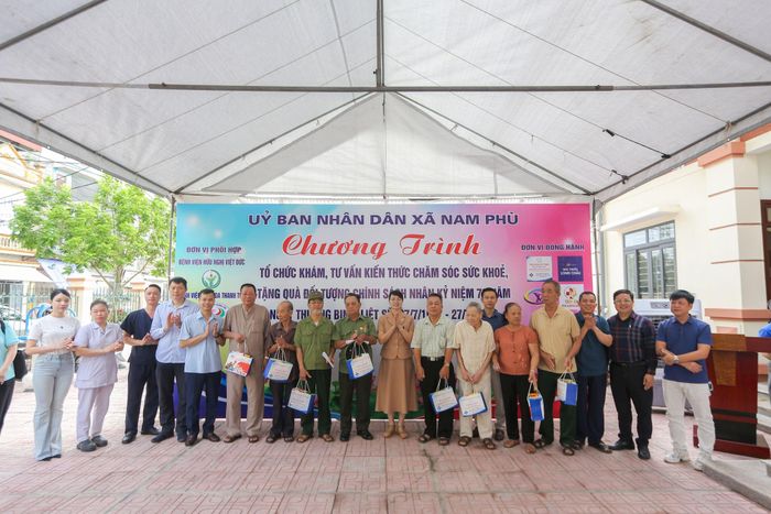 Song song với hoạt động khám sức khỏe, đại diện Đảng ủy - HĐND - UBND xã Nam Phù đã trao tặng tận tay những suất quà nghĩa tình cho các gia đình chính sách, một hành động thiết thực thể hiện truyền thống "Uống nước nhớ nguồn" cao đẹp của dân tộc.